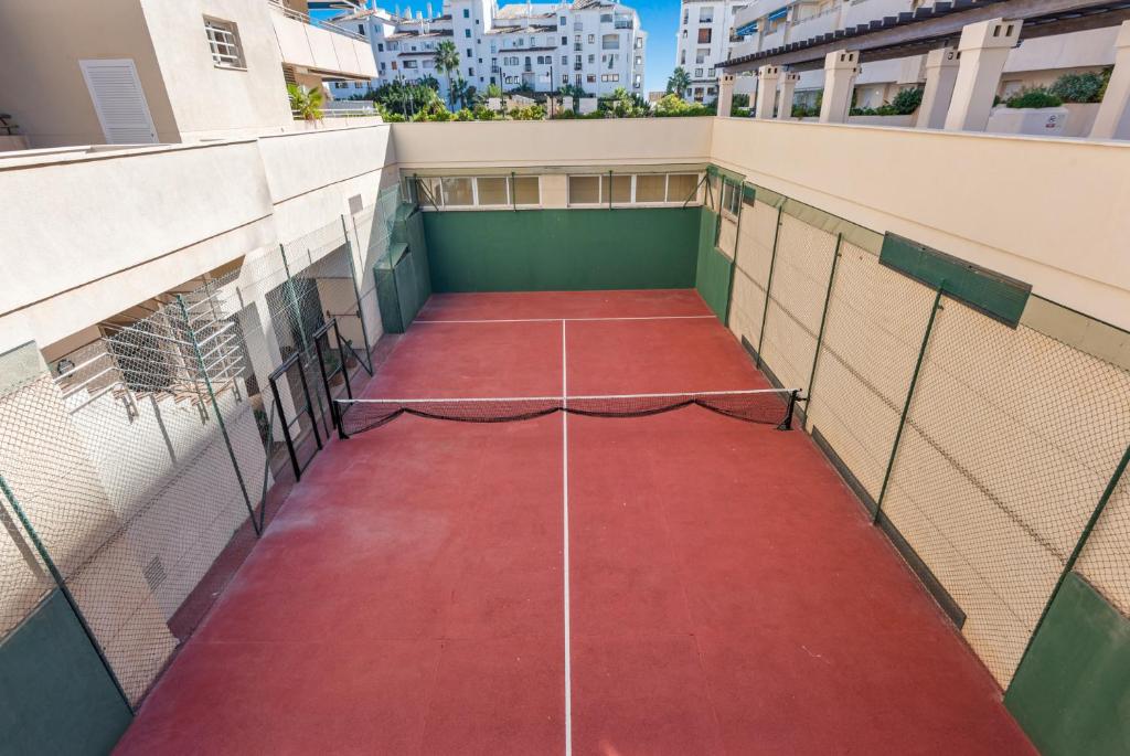 Tennis and/or squash facilities at 3 br apartment in top location or nearby
