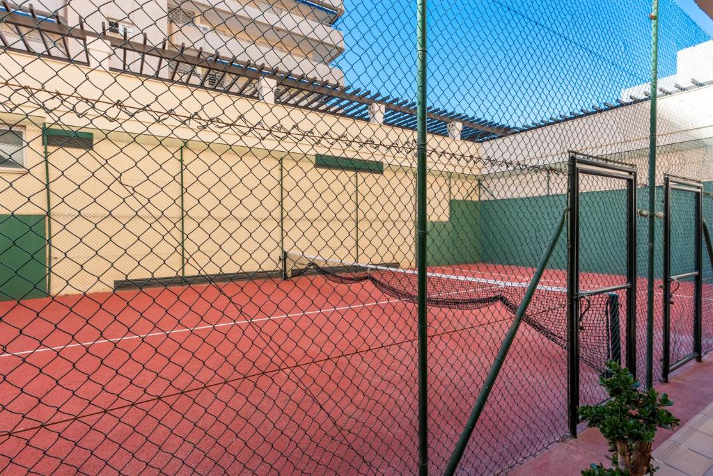Tennis and/or squash facilities at 3 br apartment in top location or nearby