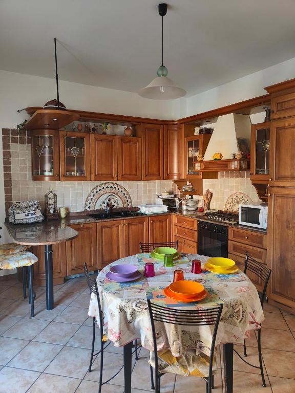 een keuken met een tafel met borden erop bij Lara's House in Verona
