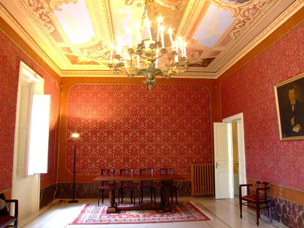 une salle à manger avec une table et un lustre dans l'établissement Villa Genny, à Candela