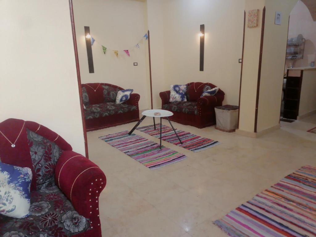 Sala de estar con 2 sofás y mesa en Twin rooms close to most tourist areas, en Luxor