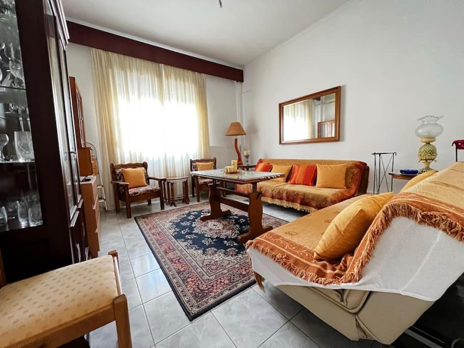 Χώρος καθιστικού στο Your Home in the city center by GG