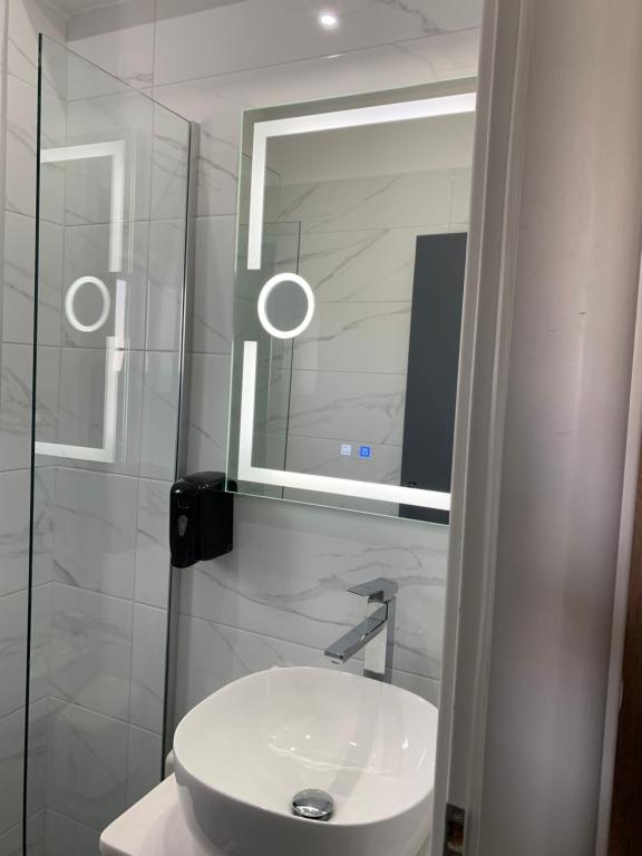 Koupelna v ubytování Perea Hotel