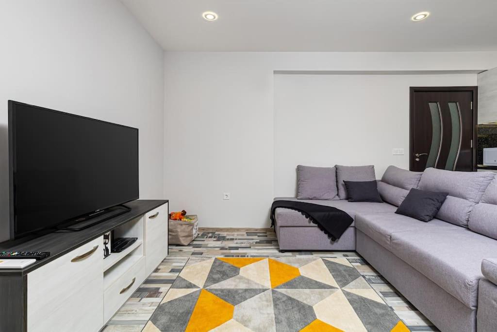 ein Wohnzimmer mit einem Sofa und einem Flachbild-TV in der Unterkunft Florance flat next to Old Town & City Center NEW in Plowdiw