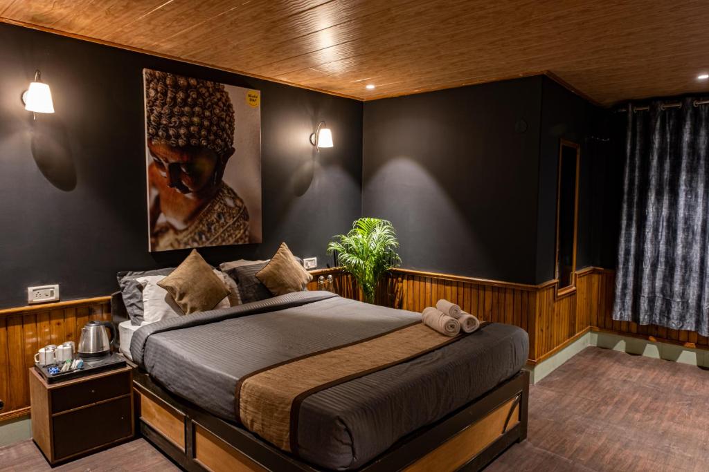 um quarto com uma cama king-size e paredes pretas em Blissful Stay em Gangtok
