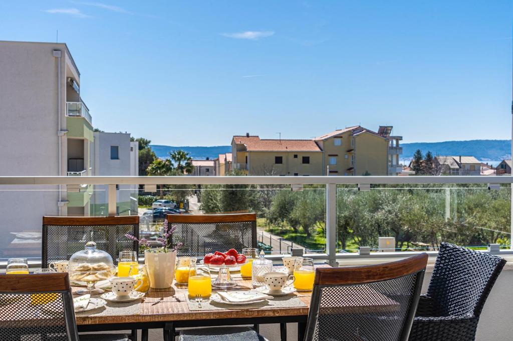 4 Star Apt, Spacious 16m2 terrace with some seaview, 4min walk to beach