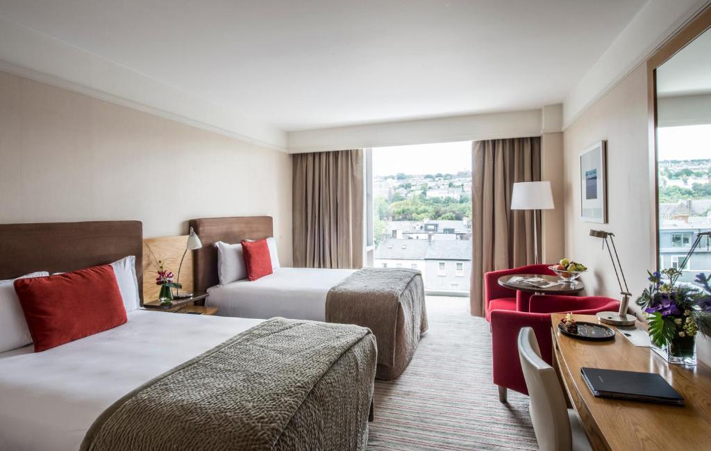 Uma cama ou camas num quarto em The River Lee Hotel a member of The Doyle Collection