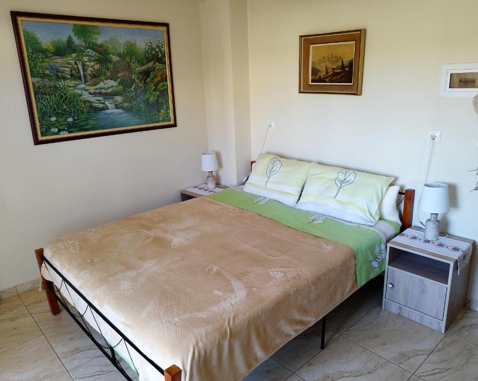 1 dormitorio con 1 cama y una pintura en la pared en Mom's Cozy Corner en Heraclión