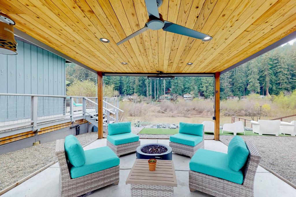 Un lugar para sentarse en Riverfront Escape
