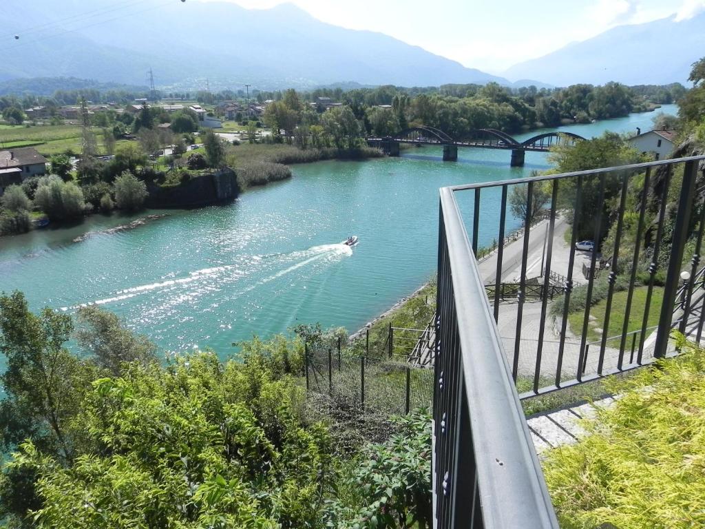 een boot in het water op een rivier bij Casa Mattia in Sorico