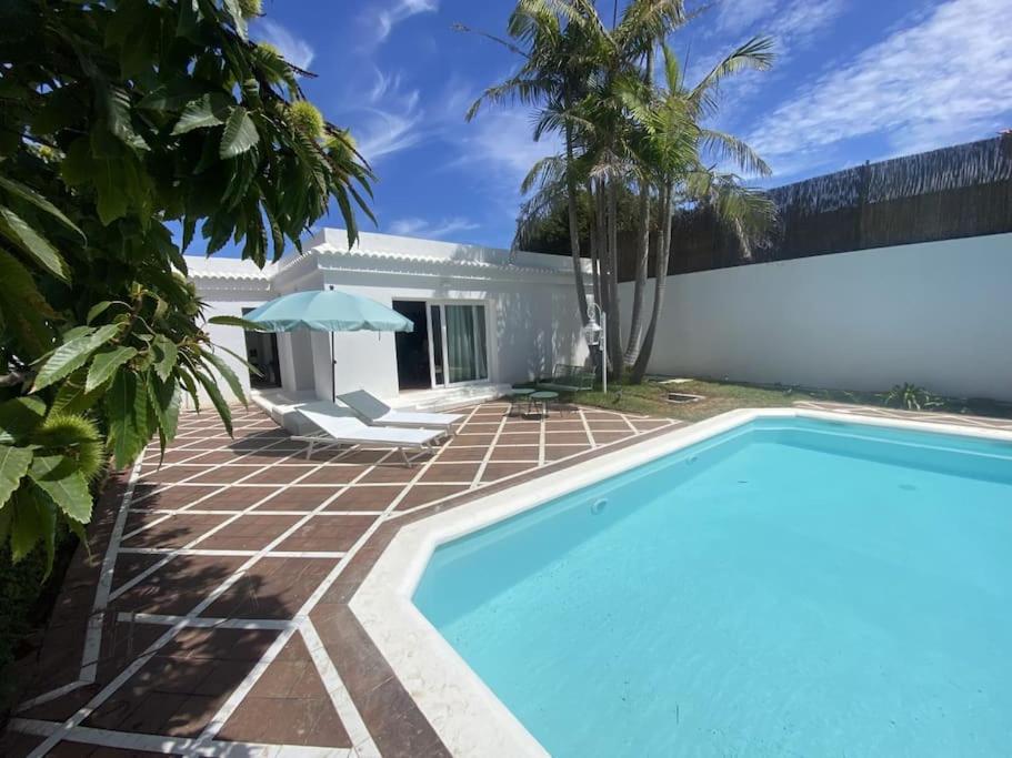 ein Pool vor einem Haus in der Unterkunft Apartamento El Castañero in Tacoronte