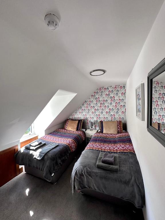 Postel nebo postele na pokoji v ubytování Islay Frigate Hotel