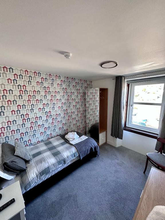 Postel nebo postele na pokoji v ubytování Islay Frigate Hotel