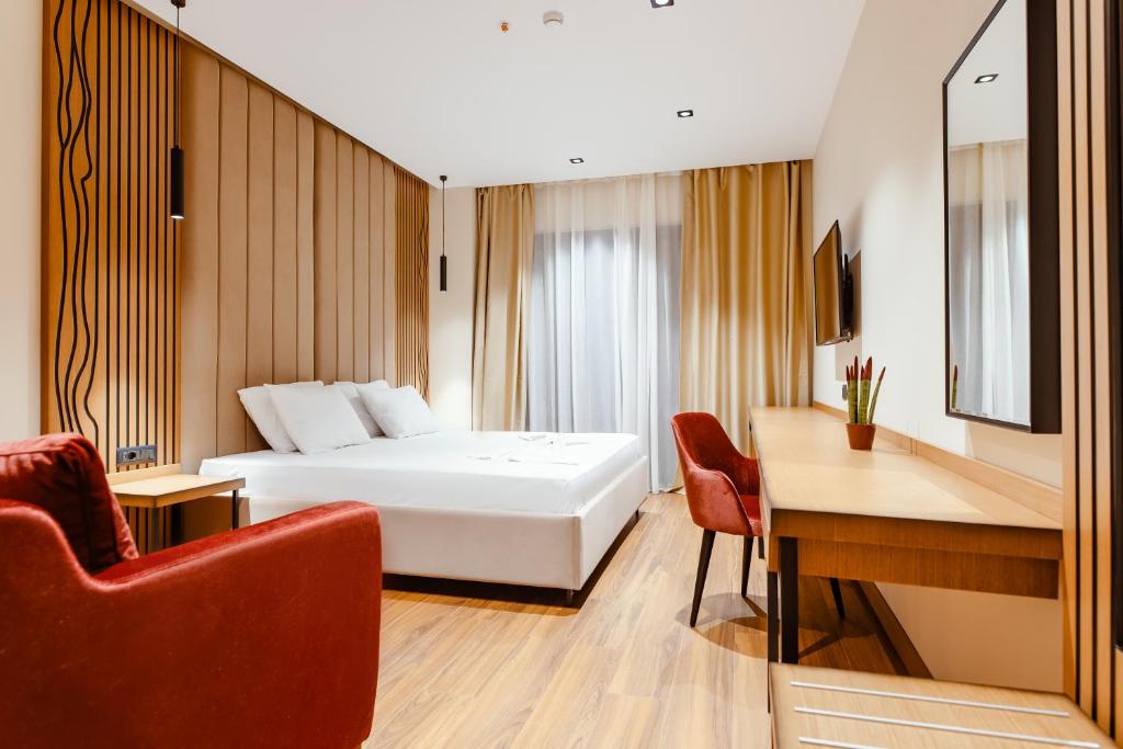 Pokój hotelowy z łóżkiem i biurkiem w obiekcie Valza Boutique Hotel we Wlorze