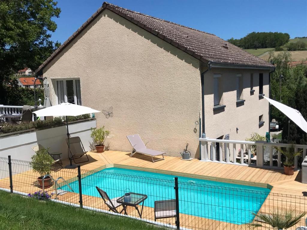 een huis met een zwembad op een terras bij Atelier des Rêves in Vichy