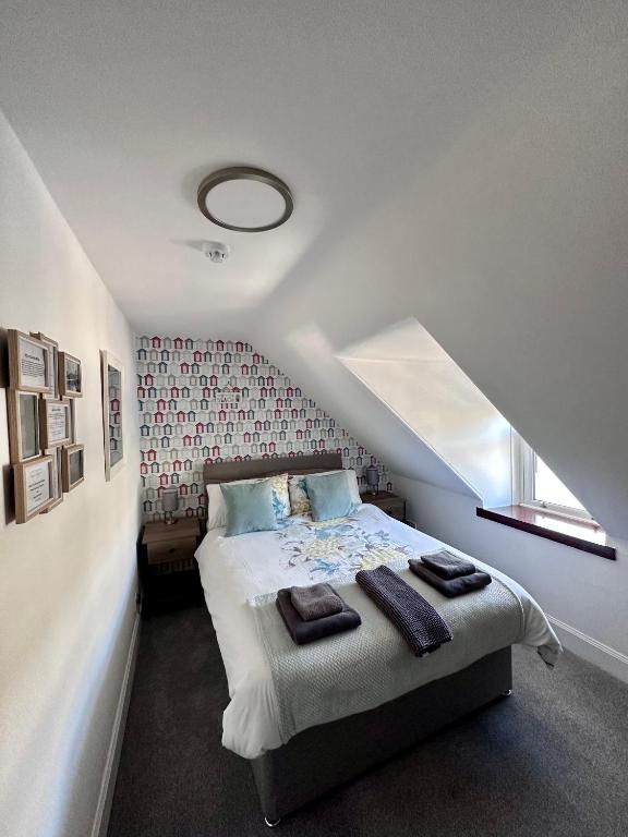 Postel nebo postele na pokoji v ubytování Islay Frigate Hotel
