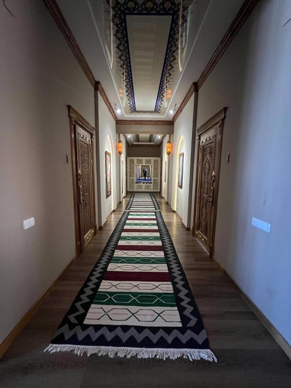 Ауыздағы алтын жаңбыр фотосы Жетілген әйелдердің жалаңаш әйелдер кискалары