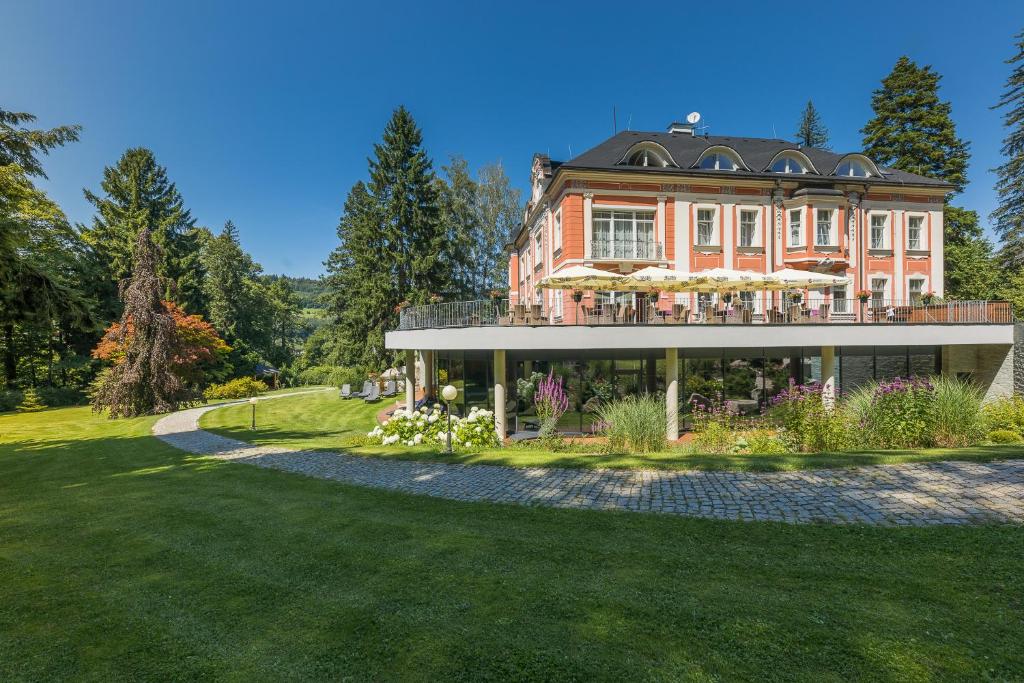Vonkajšia záhrada v ubytovaní Wellness & Spa hotel Villa Regenhart
