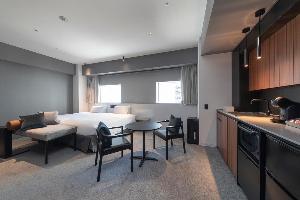 Postel nebo postele na pokoji v ubytování Hotel Keihan Namba Grande