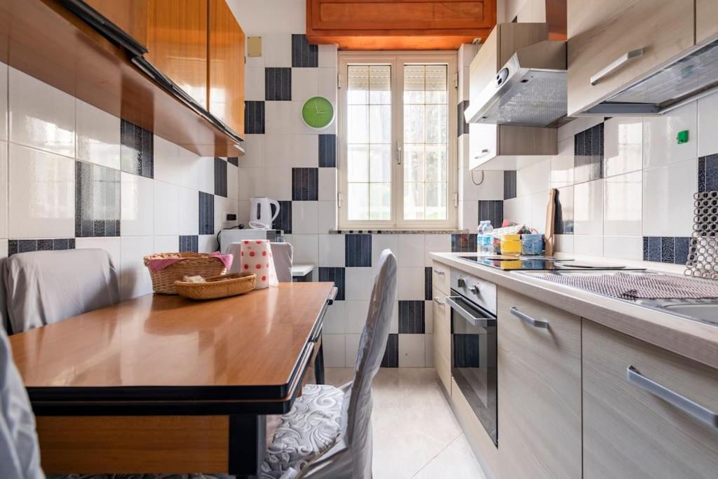 uma cozinha com uma mesa de madeira e balcões de cozinha em Dedde's House em Quartu SantʼElena