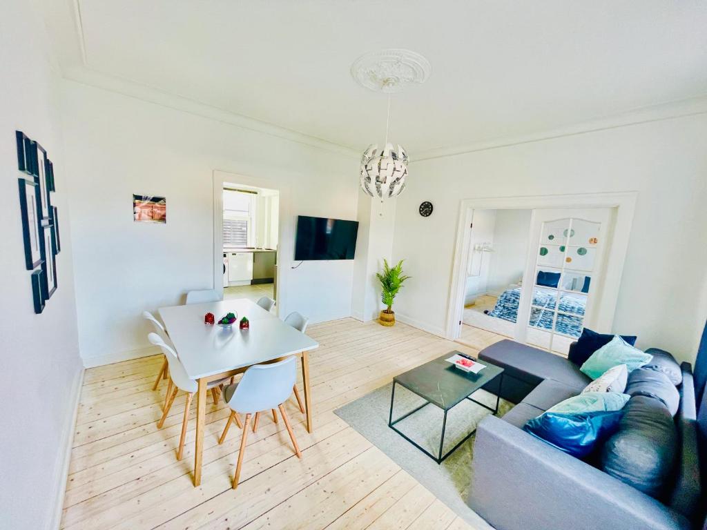 En sittgrupp på aday - Beautiful 2 bedrooms apartment in the heart of Frederikshavn