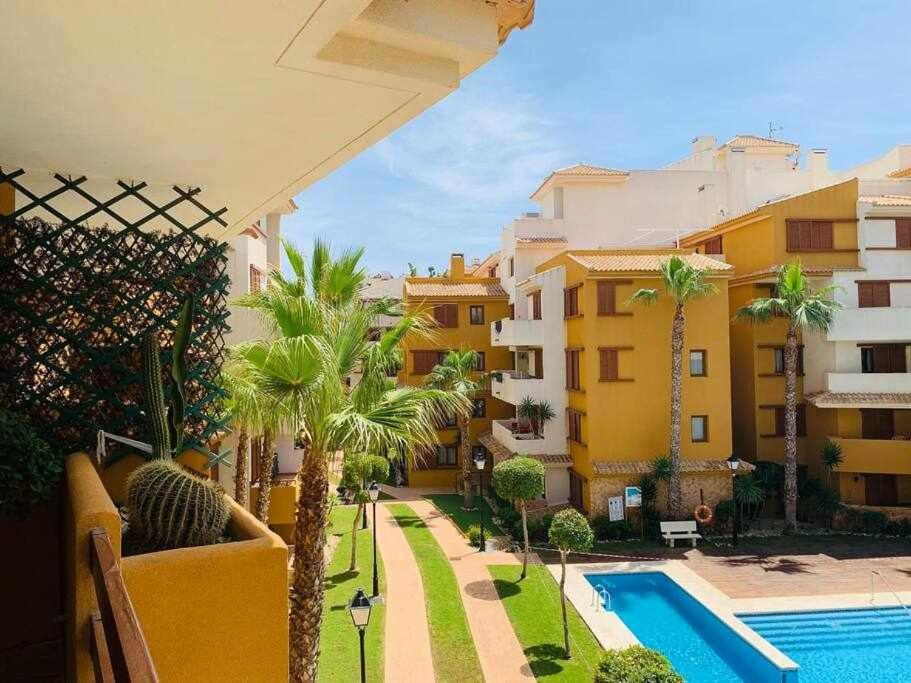 Bazén v ubytování Magnífico apartamento a 500 m de la playa nebo v jeho okolí