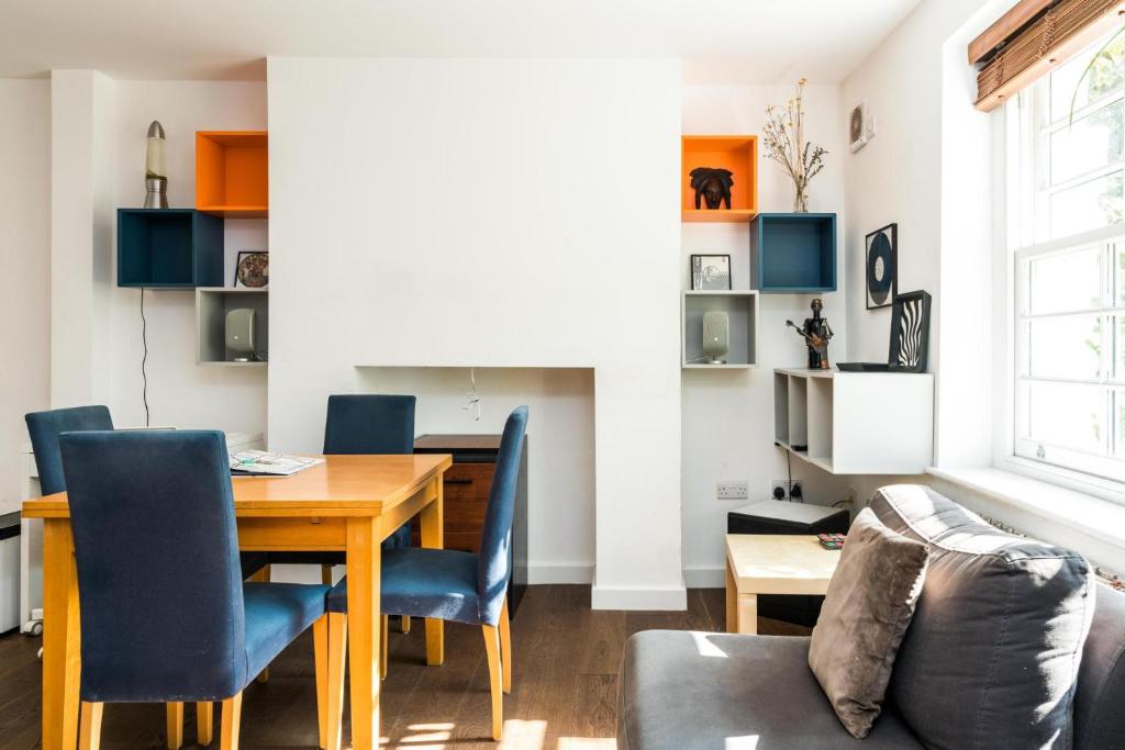ロンドンにあるCharming 2 Bedroom Apartment in Kentish Townのダイニングルーム(テーブル、椅子、ソファ付)
