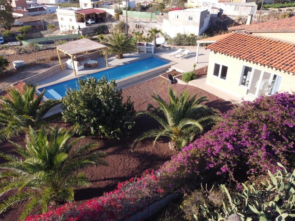 vista aerea su una piscina con fiori di Casa Las Palmeras a Granadilla de Abona