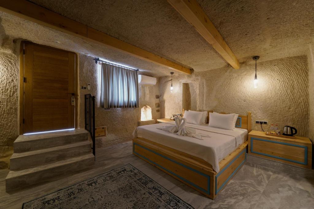 Postel nebo postele na pokoji v ubytování The Niche Cave Hotel