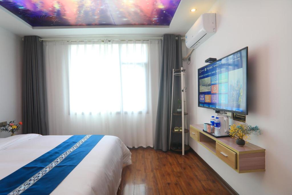 Postel nebo postele na pokoji v ubytování Yijingju Humanistic Inn