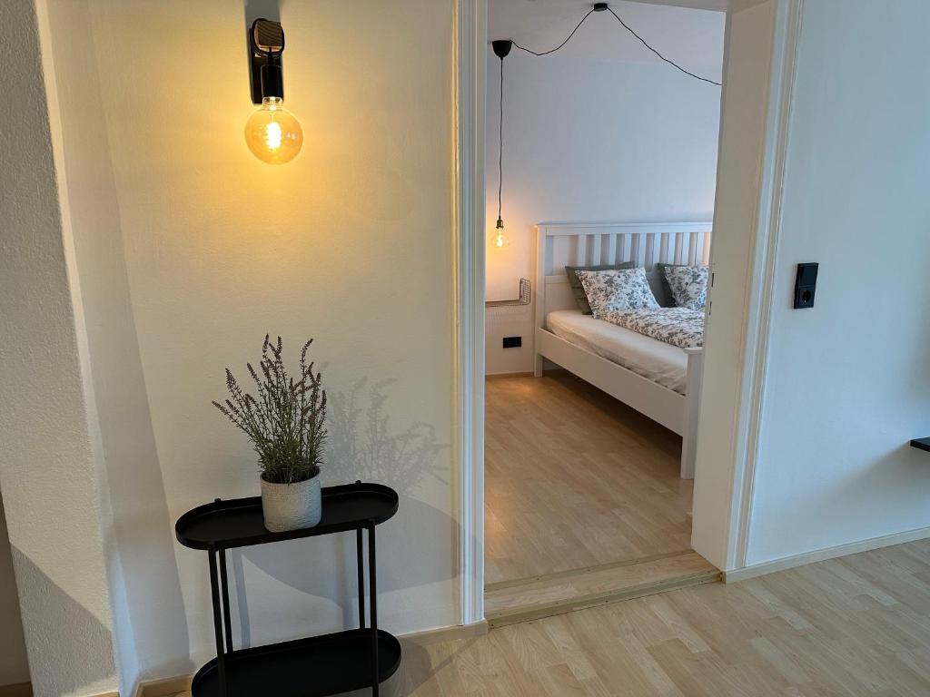 pasillo con sofá y mesa con maceta en MIA Lifestyle Appartements, en Innsbruck