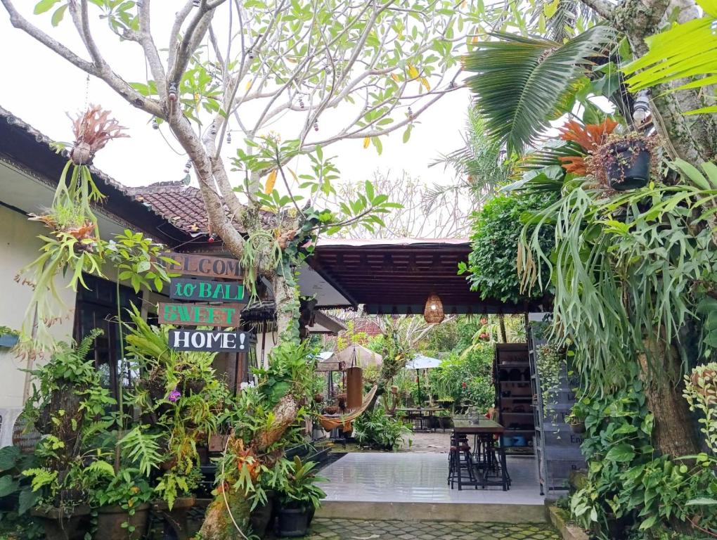 uma floricultura com um sinal e algumas plantas em Coliving Bali SWEET HOME Kost Lengkap di Tabanan Kota em Tabanan