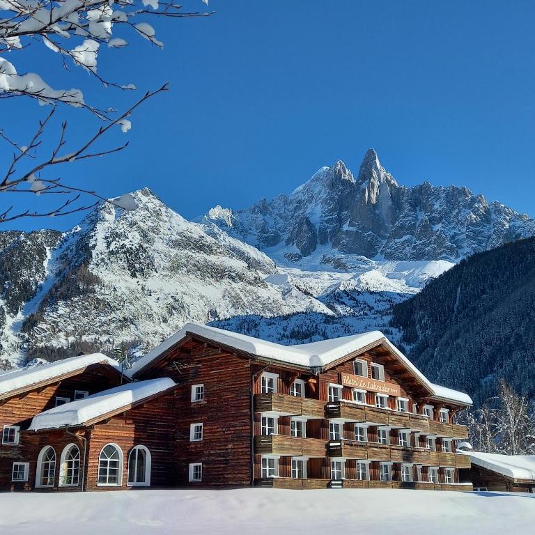 Nespecifikovaný výhled na hory nebo výhled na hory při pohledu z hotelu