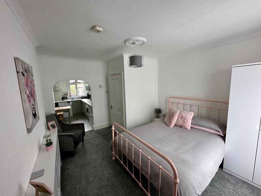 um pequeno quarto com uma cama e uma secretária em Chic & Cosy Studio Apartment em Southampton
