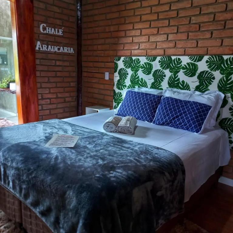 Cama ou camas em um quarto em Chalé Araucária- Vale das Pedras MG