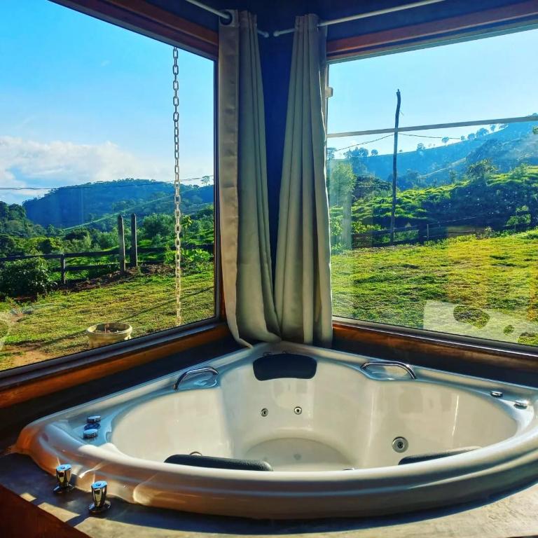 Uma vista da montanha tirada do chalé alpino 