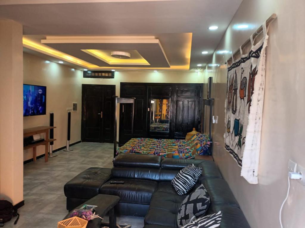 - un salon avec des canapés et un canapé dans l'établissement Studio meublé cuisine américaine, à Dakar