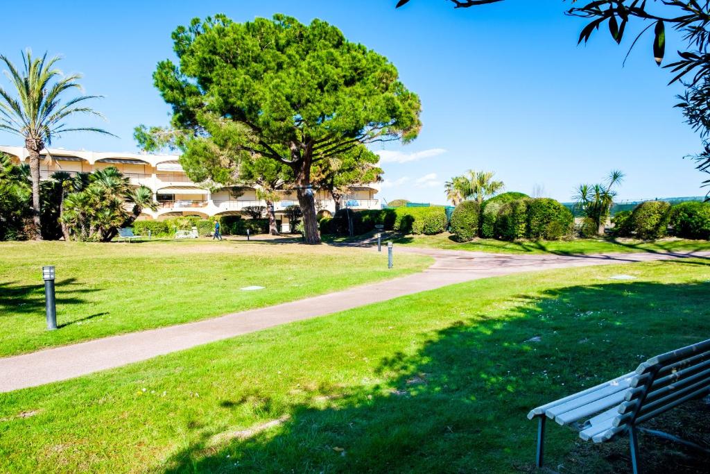 Vonkajšia záhrada v ubytovaní Studio Riviera de Bahia