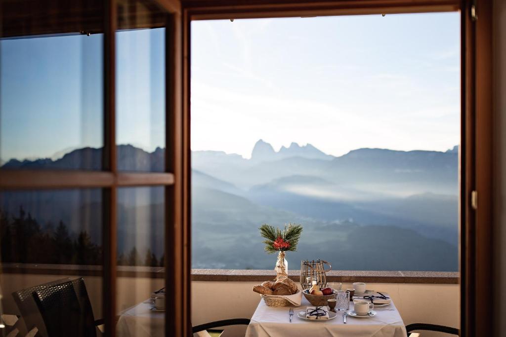 einen Tisch mit einem weißen Tischtuch und Bergblick in der Unterkunft Radhof in Villanders