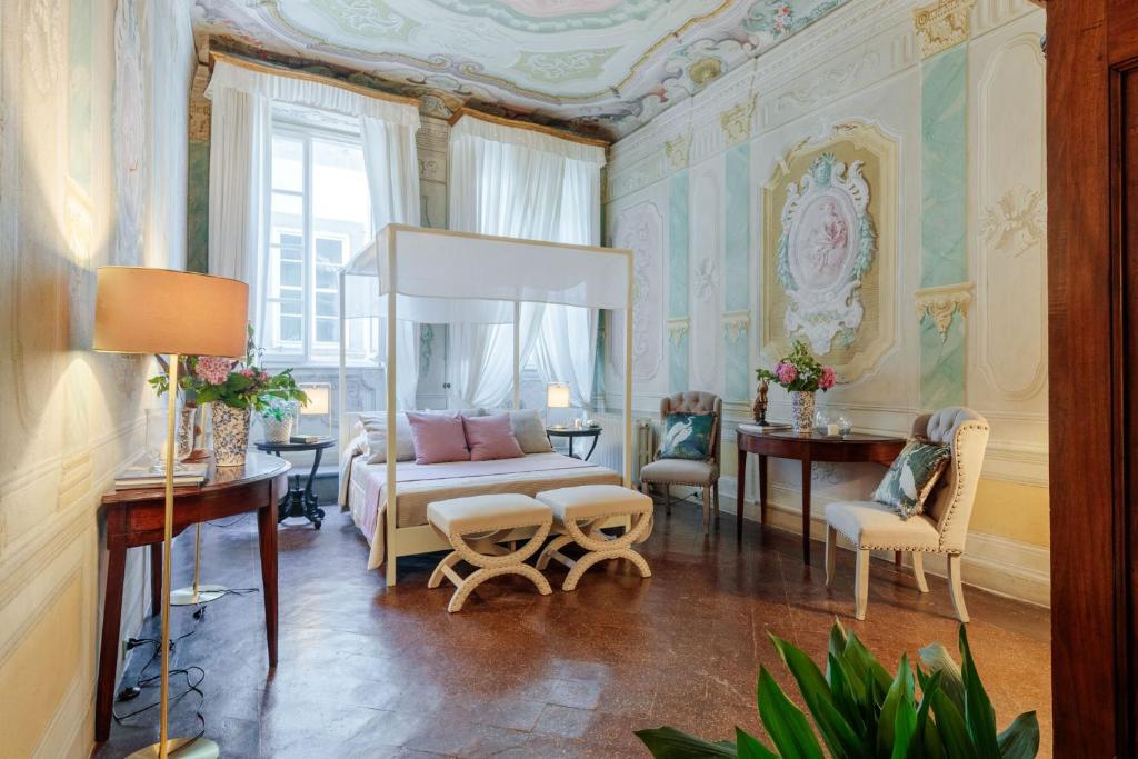 sala de estar con sofá, mesa y sillas en Casa Penelope, en Lucca