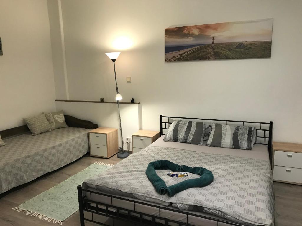 巴拉頓萊萊的住宿－Lucky Apartmanház，一间卧室配有一张带绿毯的床