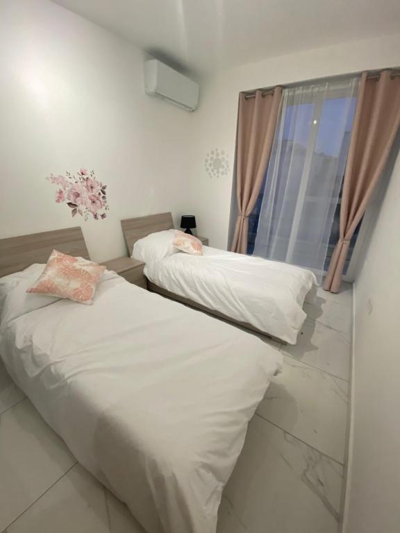 Postel nebo postele na pokoji v ubytování Central, Bright & Modern Apartment