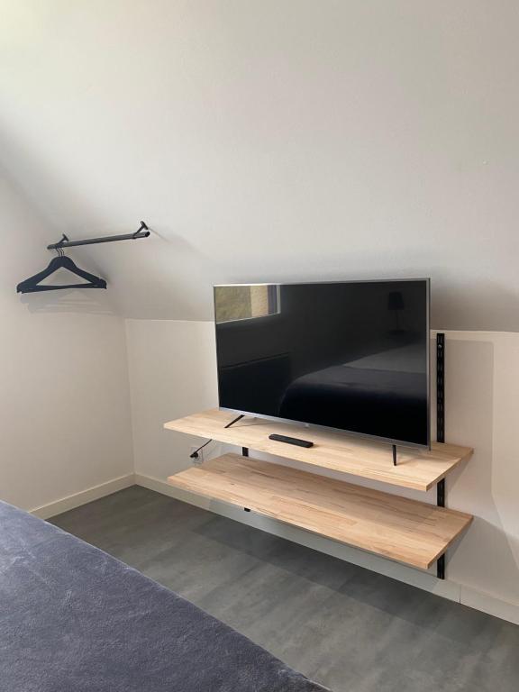 TV a/nebo společenská místnost v ubytování Aux Charmes