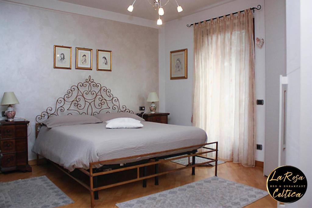 Postel nebo postele na pokoji v ubytování B&B La Rosa Celtica