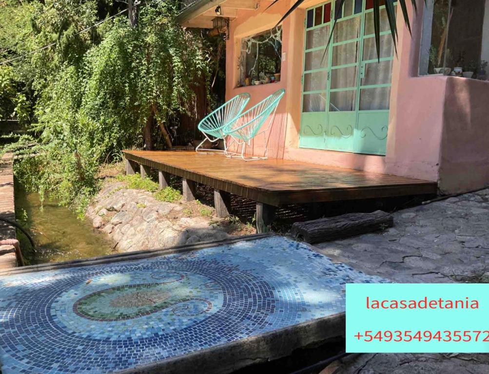 een huis met een zwembad voor een huis bij La casa de Tania in San Marcos Sierras