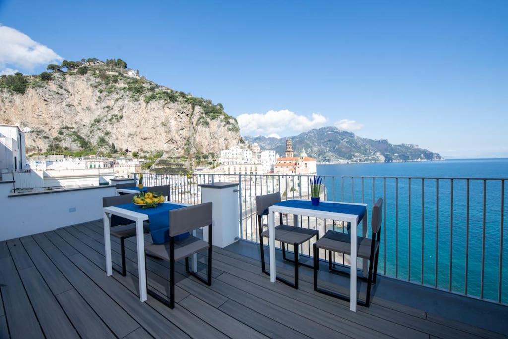 アトラーニにあるLe Tre Sirene Luxury Houseの海を望むバルコニー(テーブル2台、椅子付)