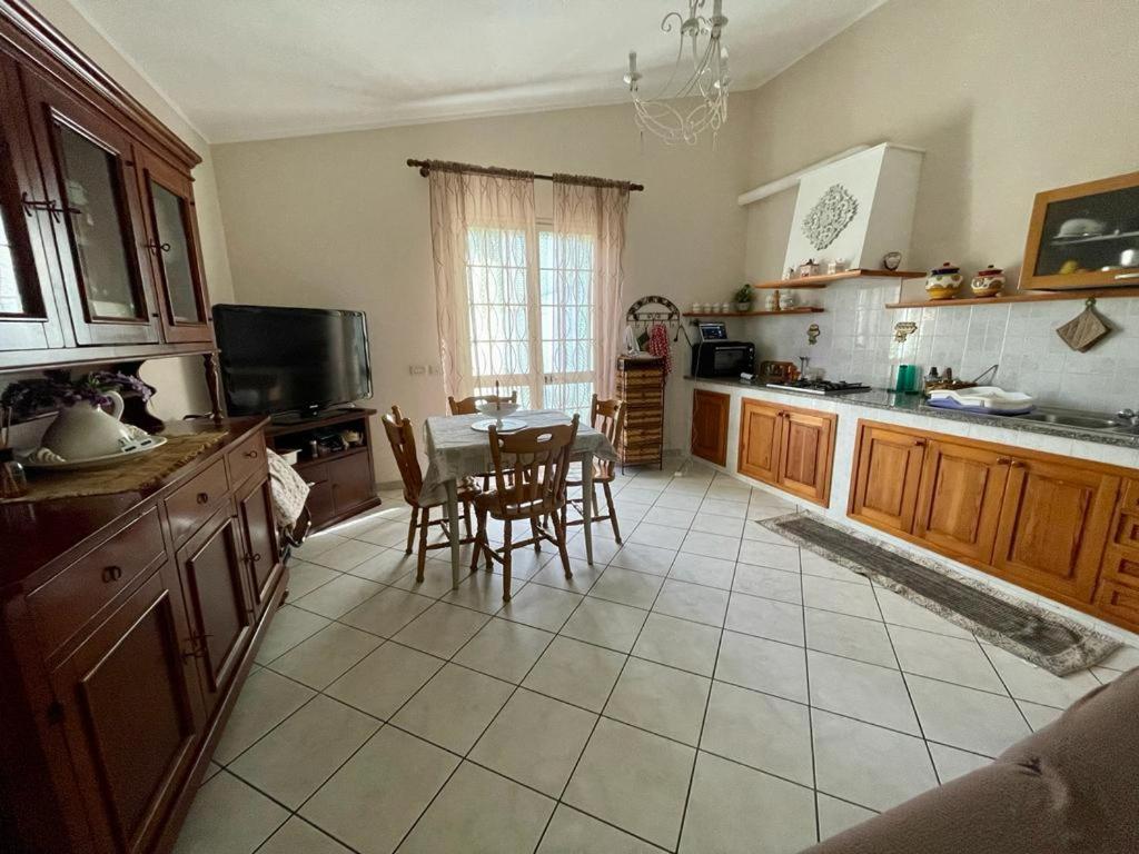 uma grande cozinha com uma mesa e cadeiras em Villetta Calia em Mazara del Vallo