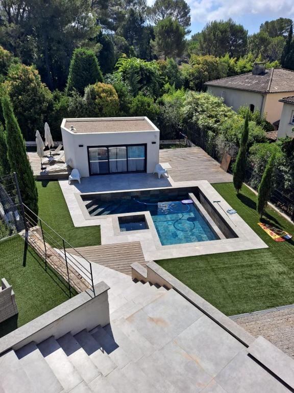 Bazén v ubytovaní VILLA CALIFORNIENNE with Spa, cinema, jacuzzi & pool in Mougins alebo v jeho blízkosti