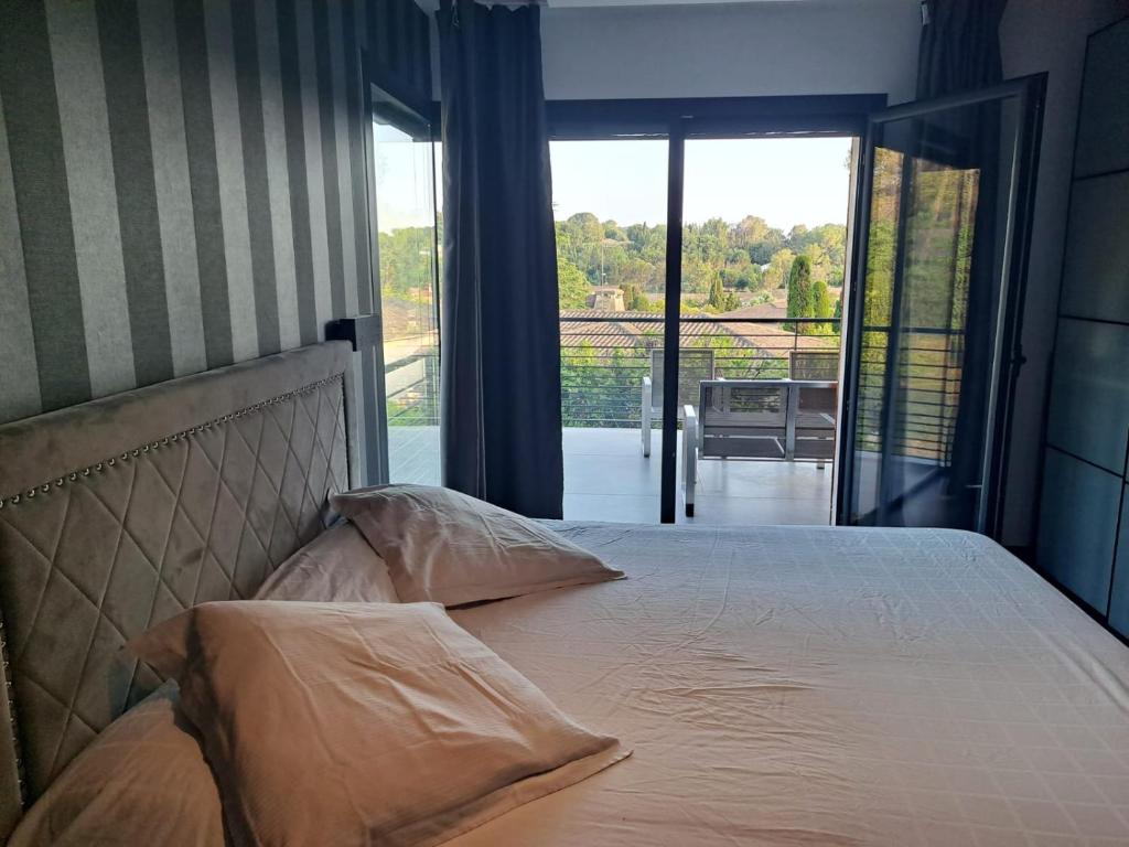 Posteľ alebo postele v izbe v ubytovaní VILLA CALIFORNIENNE with Spa, cinema, jacuzzi & pool in Mougins