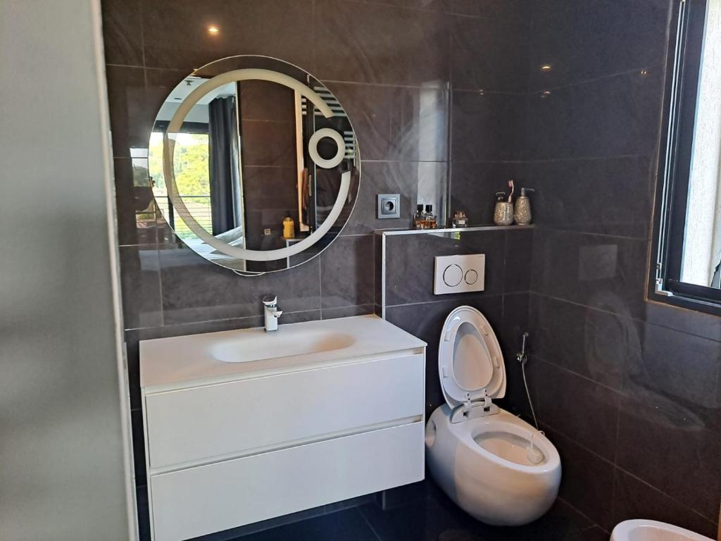 Kúpeľňa v ubytovaní VILLA CALIFORNIENNE with Spa, cinema, jacuzzi & pool in Mougins